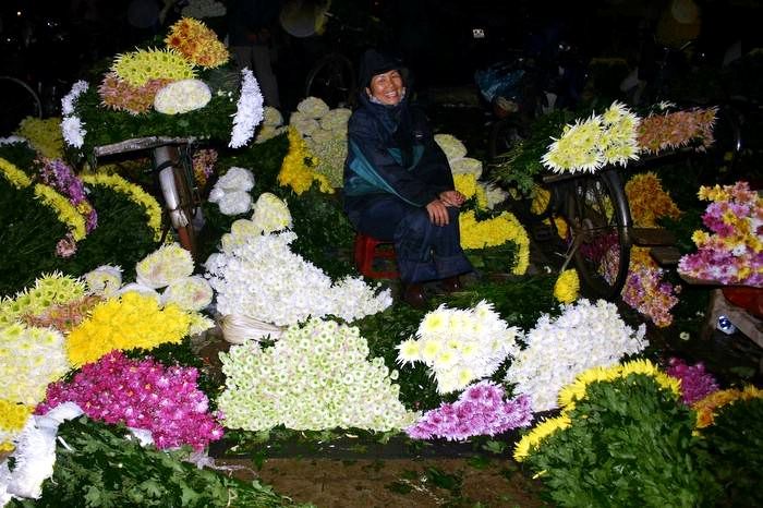 Thanh bình chợ hoa đêm Quảng An - Hà Nội