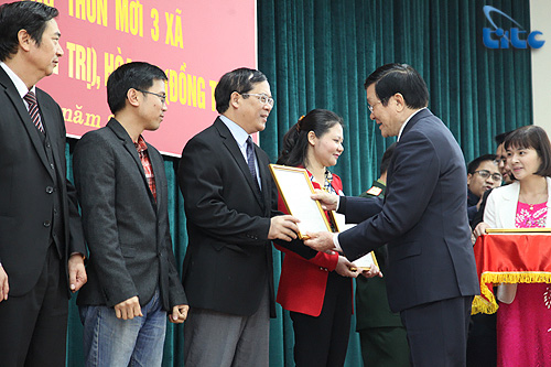 Phó Tổng cục trưởng Nguyễn Quốc Hưng đại diện cho Tổng cục Du lịch nhận Thư khen của Chủ tịch nước