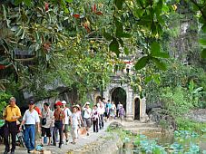 Ninh Bình: Du lịch cảnh quan và tâm linh thu hút đông đảo khách du xuân