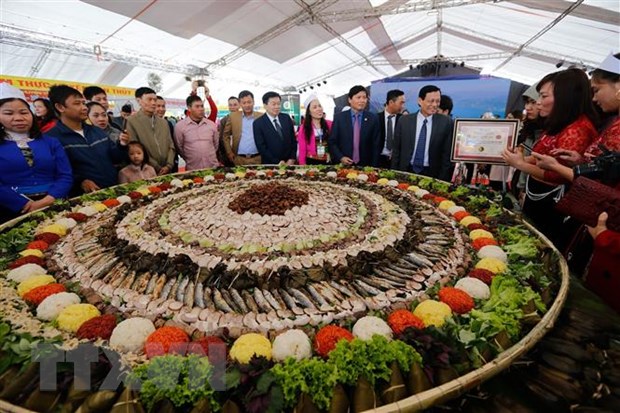 Xác lập kỷ lục mâm cỗ lá đặc sắc và lớn nhất Việt Nam