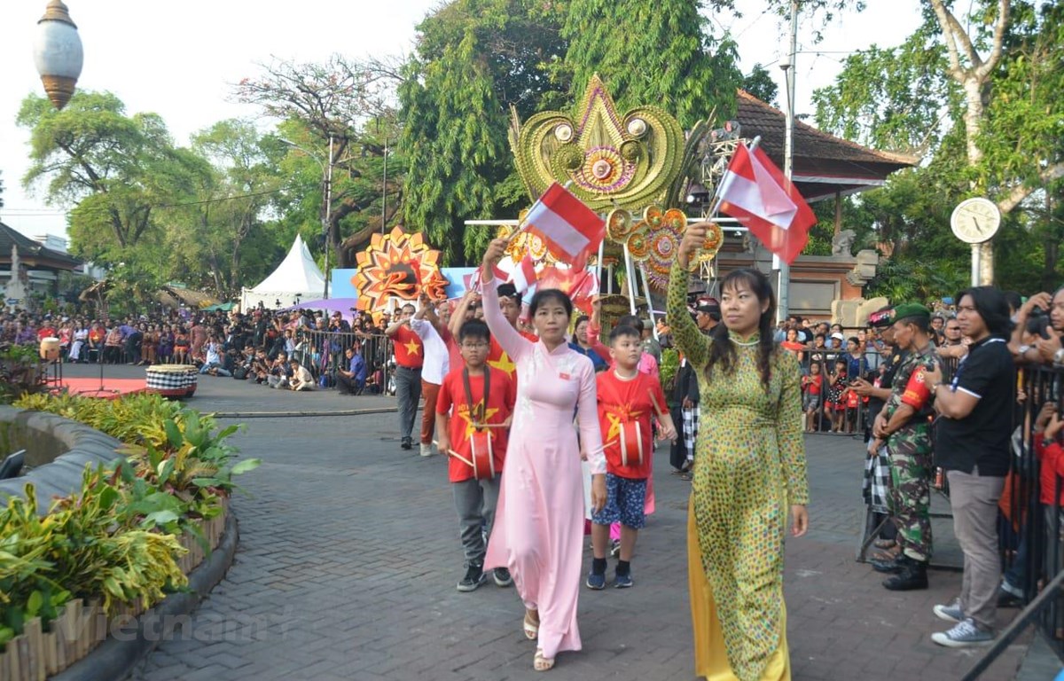 Việt Nam quảng bá du lịch tại Lễ hội đường phố Denpasar ở Indonesia