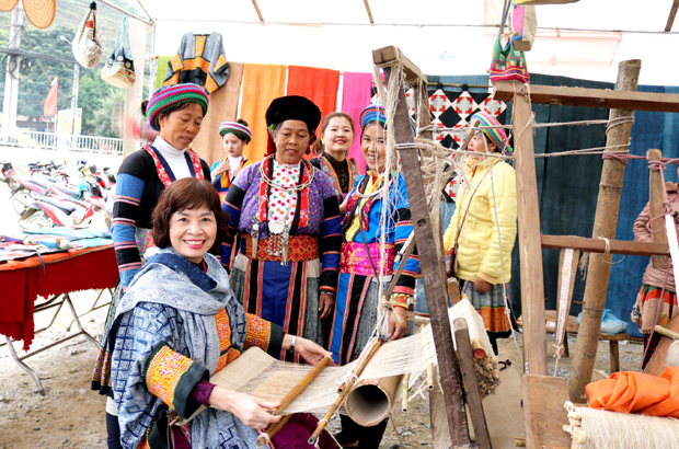 Quản Bạ (Hà Giang) phát triển nghề dệt lanh truyền thống