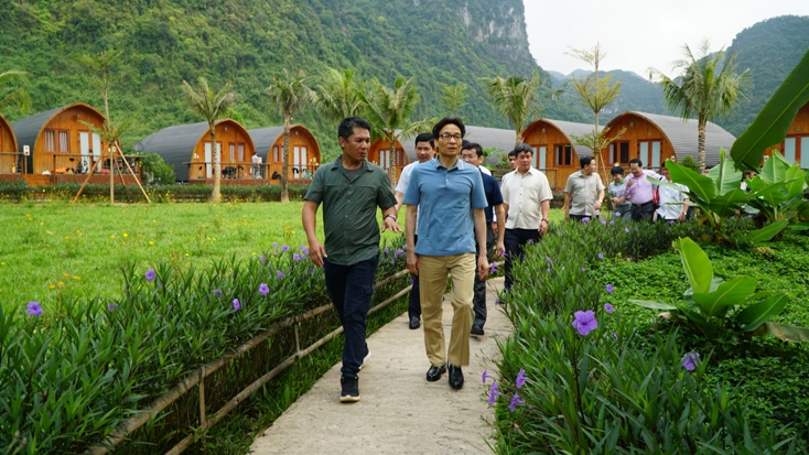 Phó Thủ tướng Vũ Đức Đam khảo sát các mô hình du lịch cộng đồng tại Phong Nha-Kẻ Bàng