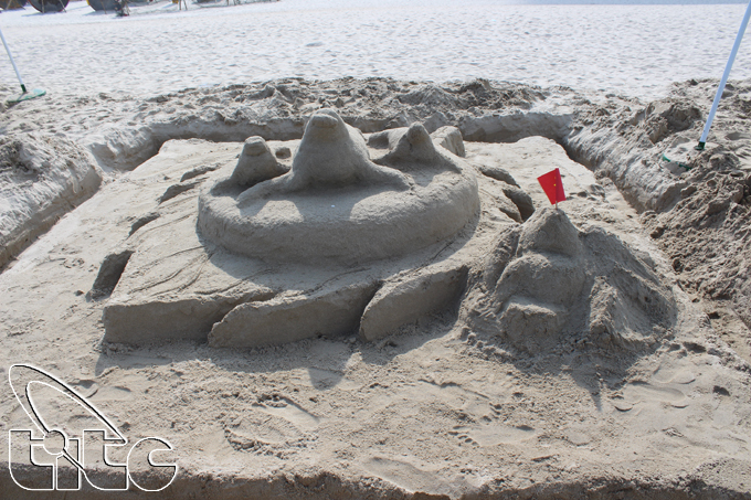 Thú vị đắp tượng cát trên bãi biển