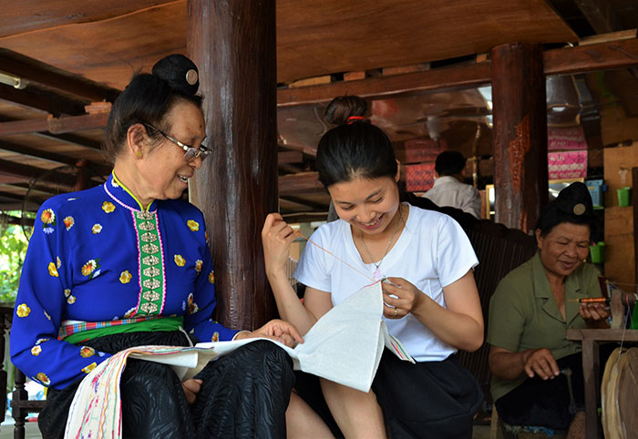 Điện Biên: Khôi phục nghề thêu, dệt thổ cẩm