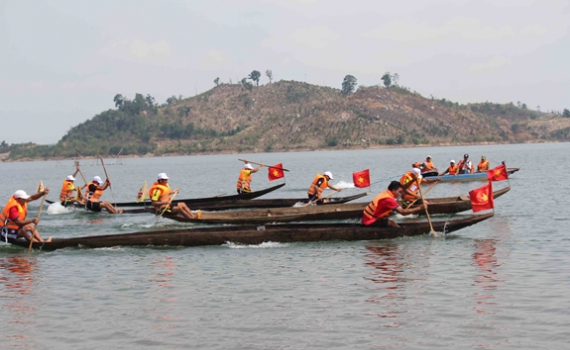 Lễ hội đua thuyền độc mộc trên dòng sông Pô Cô – Gia Lai