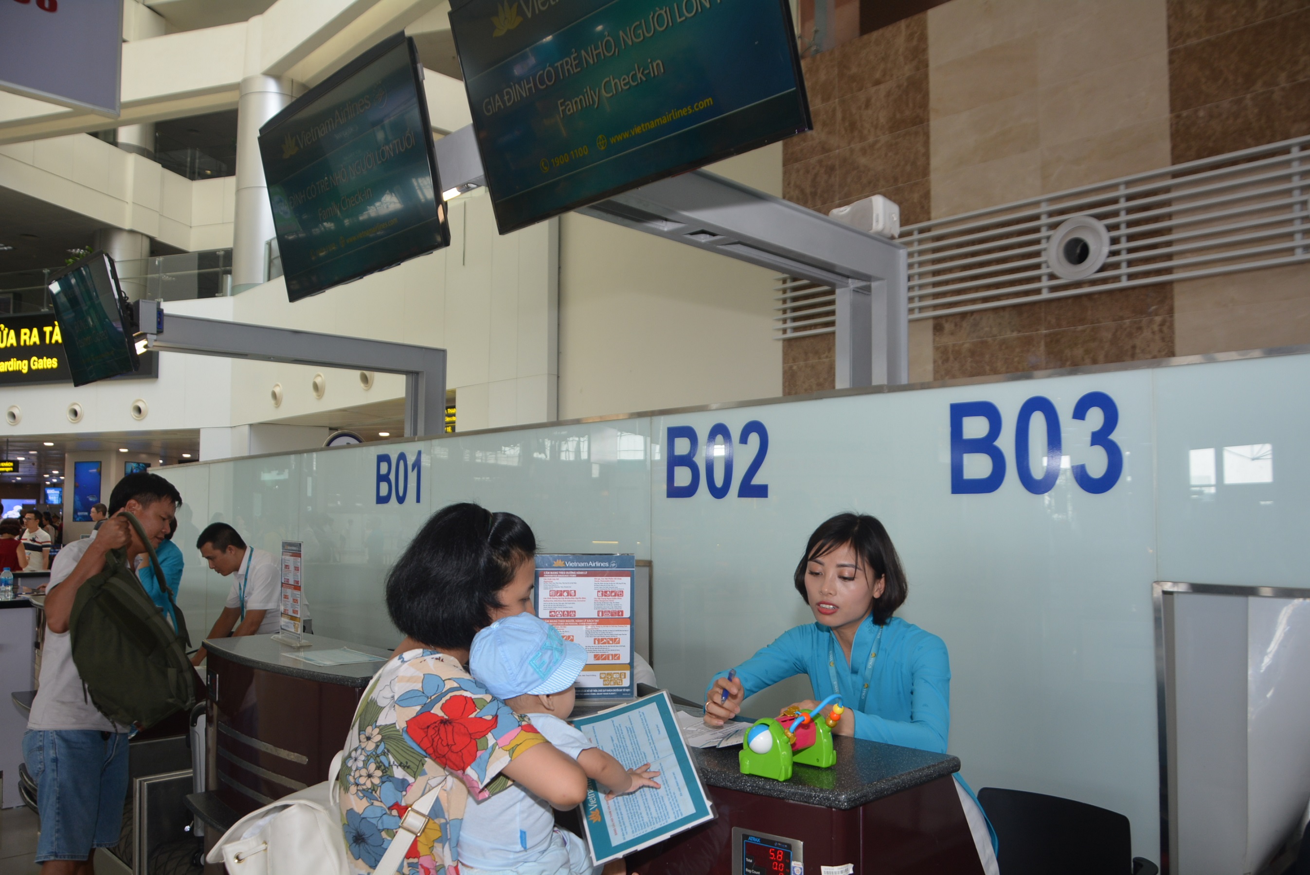 Lần đầu tiên tại Việt Nam mở quầy làm thủ tục hàng không riêng cho gia đình có người cao tuổi, trẻ nhỏ