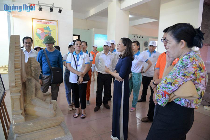 Du khách tìm hiểu văn hóa Sa Huỳnh qua các hiện vật ở Bảo tàng Tổng hợp tỉnh Quảng Ngãi