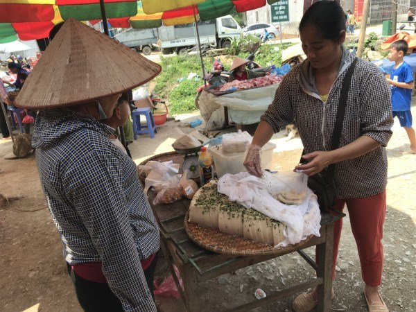 “Pẻng đổng” - Món ngon dân dã của người Tày ở chợ vùng biên