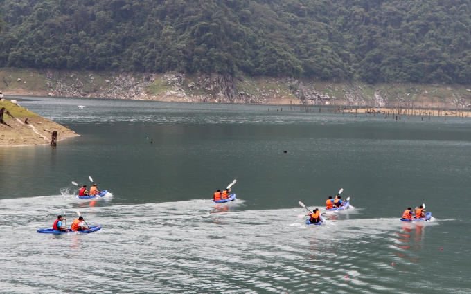 Hội đua thuyền kayak trên hồ thủy điện Tuyên Quang
