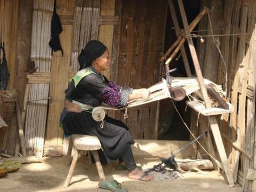 Trồng lanh, dệt vải - bản sắc văn hóa truyền thống của người Mông
