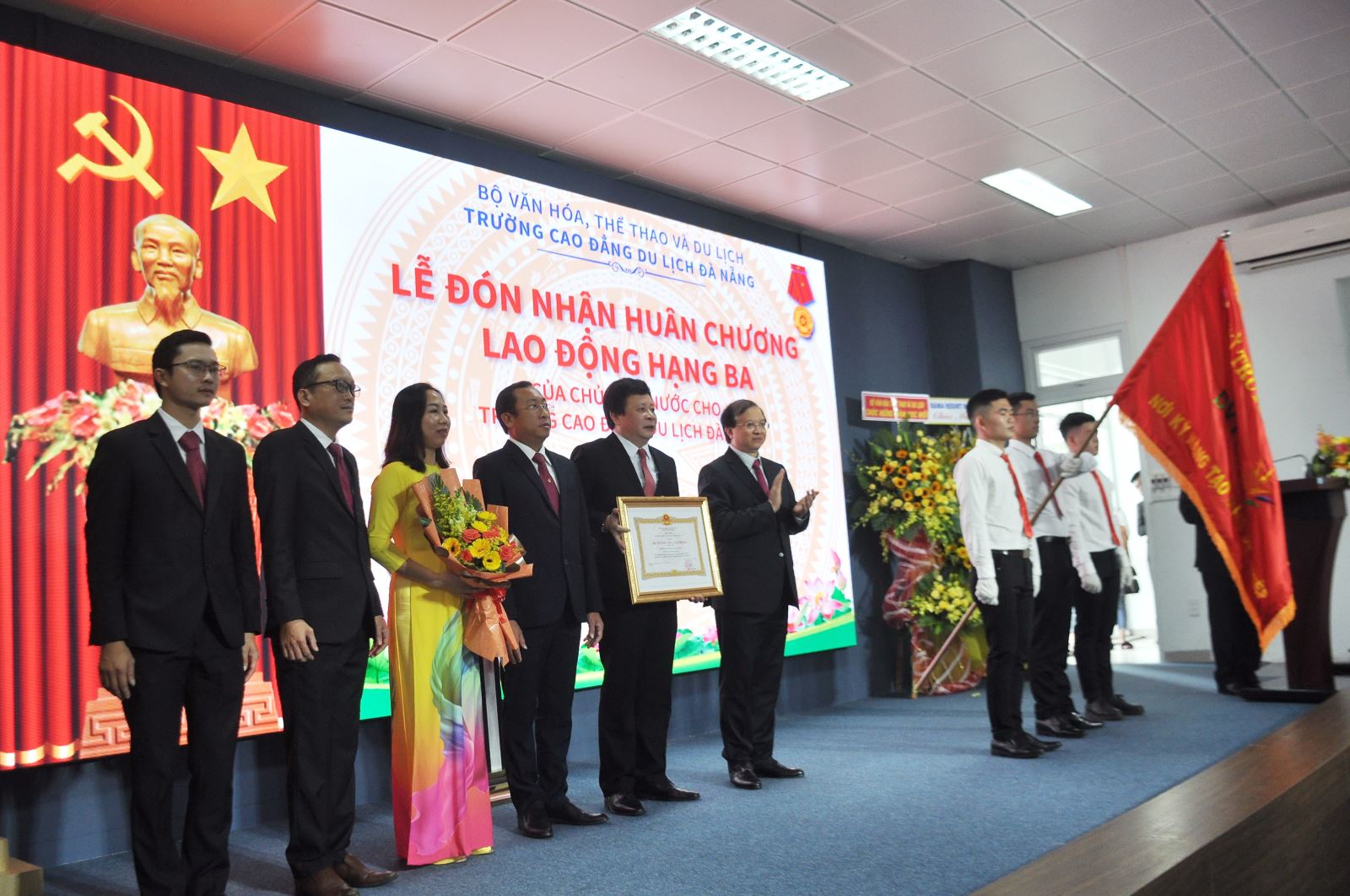 Trường Cao đẳng Du lịch Đà Nẵng đón nhận Huân chương Lao động và khai giảng năm học mới