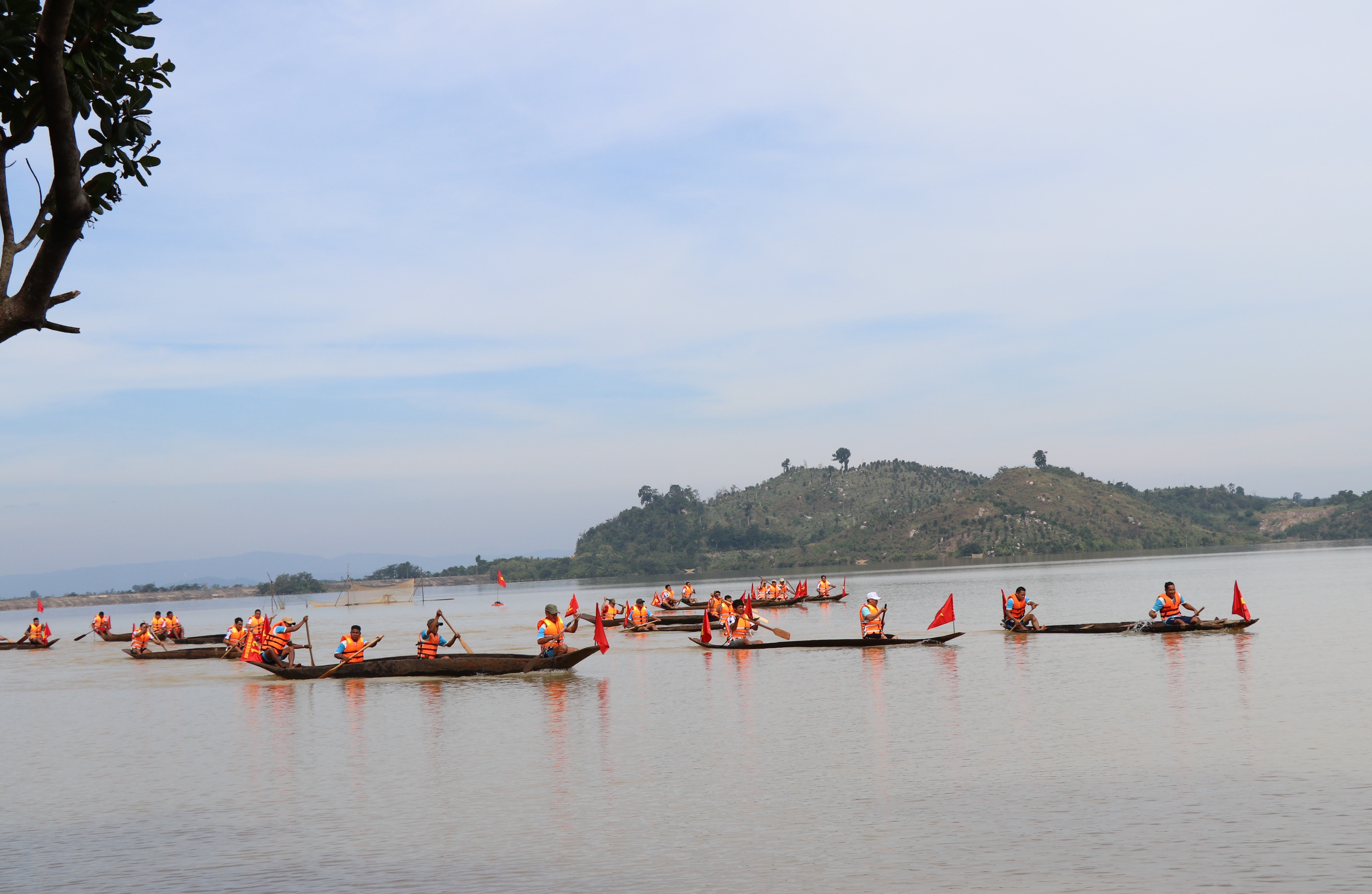 Hội đua thuyền độc mộc trên sông Pô Cô (Gia Lai): Sôi nổi, hấp dẫn