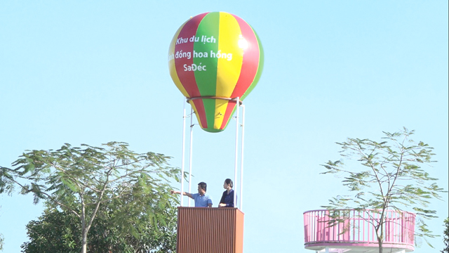 Khinh khí cầu tại Làng hoa Sa Đéc thu hút du khách đến chụp ảnh