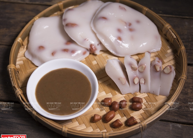 Món ăn bình dị suốt bao đời của người Hà Nội là bánh đúc chấm tương 