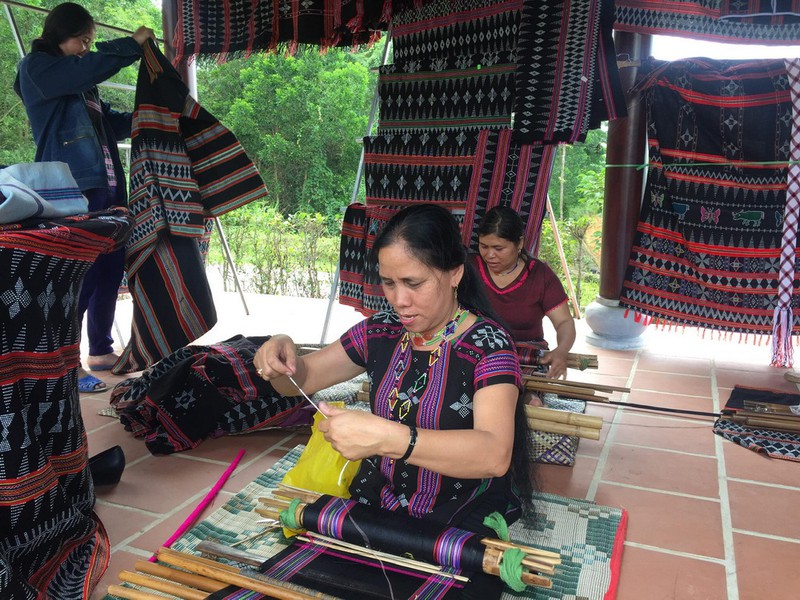 A Lưới (Thừa Thiên Huế) đưa thổ cẩm Zèng vào thời trang hiện đại