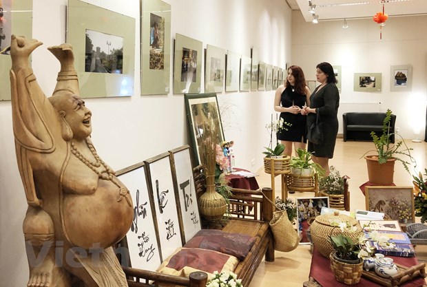 Khai mạc Triển lãm ảnh và Góc trưng bày văn hóa Việt Nam tại Hungary
