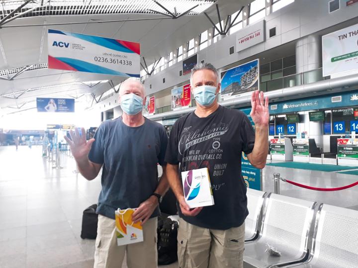 Hai du khách người Anh rời Đà Nẵng không quên nói lời cảm ơn