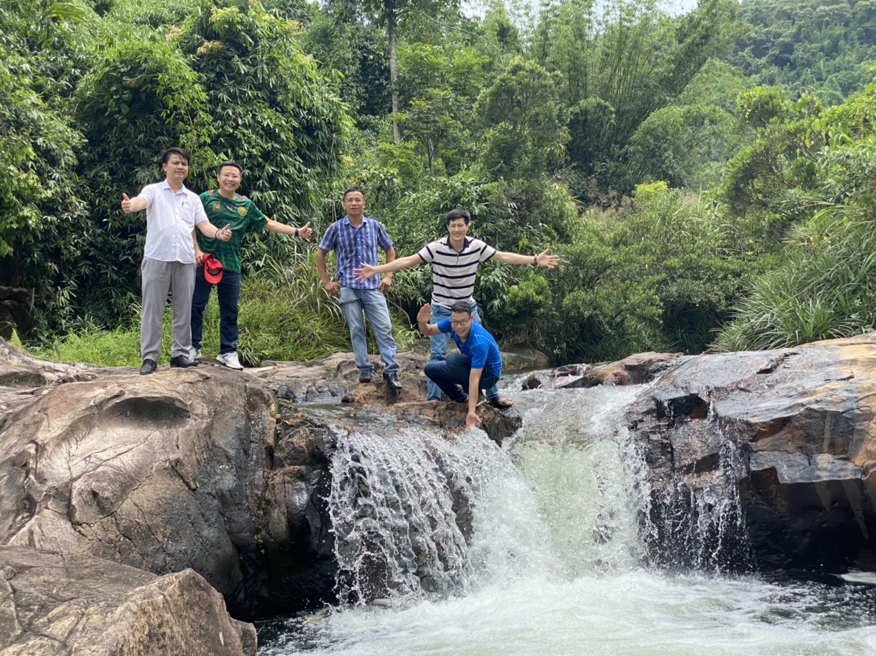 Cùng nhóm phượt khám phá thác nước “Chum Vại” ở Thanh Chương (Nghệ An)