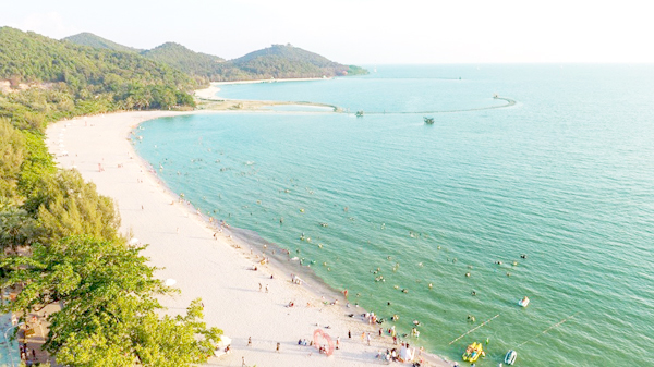 Bãi cát trắng đang dần thay đổi diện mạo du lịch Hà Tiên