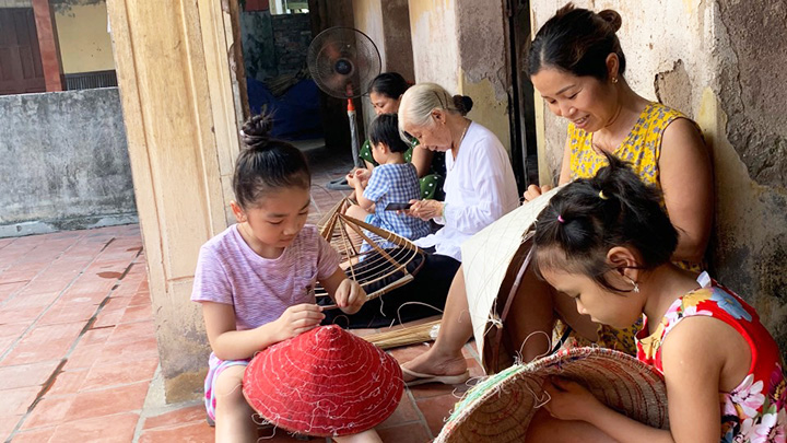 Giữ nghề nón làng Chuông ở Hà Nội