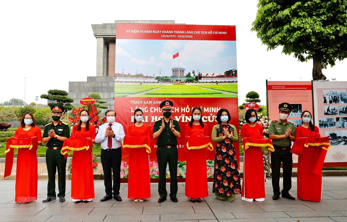 Khai mạc triển lãm ảnh “Lăng Chủ tịch Hồ Chí Minh - Đài hoa vĩnh cửu”