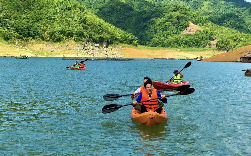 Chèo thuyền kayak - sản phẩm du lịch hấp dẫn trên hồ Hòa Bình