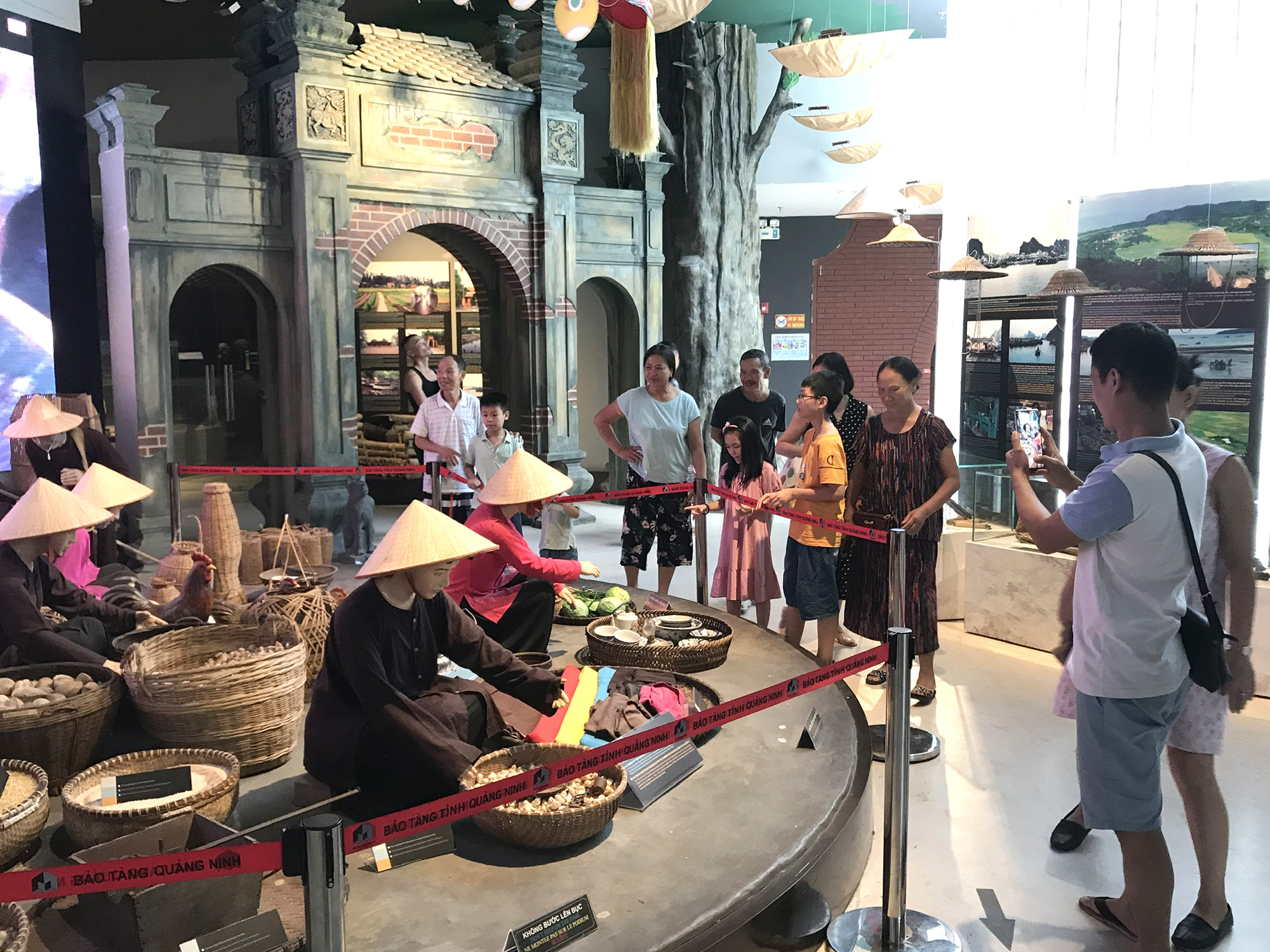 Khách du lịch đến Quảng Ninh dịp cuối tuần tăng trở lại