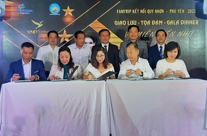 Phó Tổng cục trưởng Ngô Hoài Chung dự lễ ký kết thành lập liên minh hợp tác phát triển du lịch giữa Bình Định - Phú Yên với một số tỉnh phía Bắc