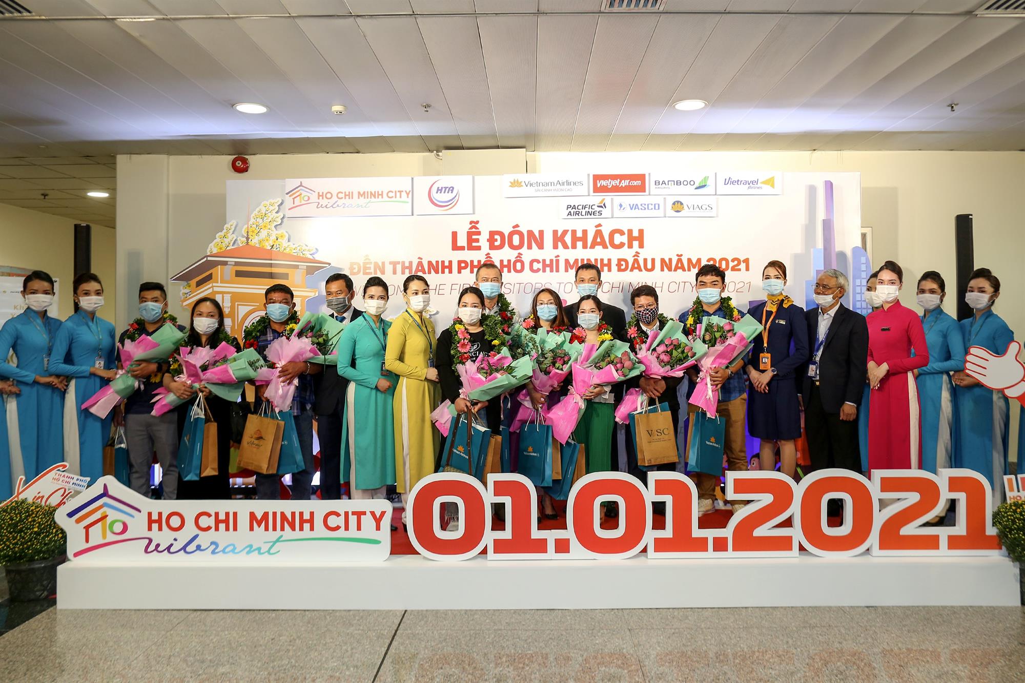 Vietnam Airlines Group chào đón các vị khách đầu tiên trong năm 2021 trên cả nước
