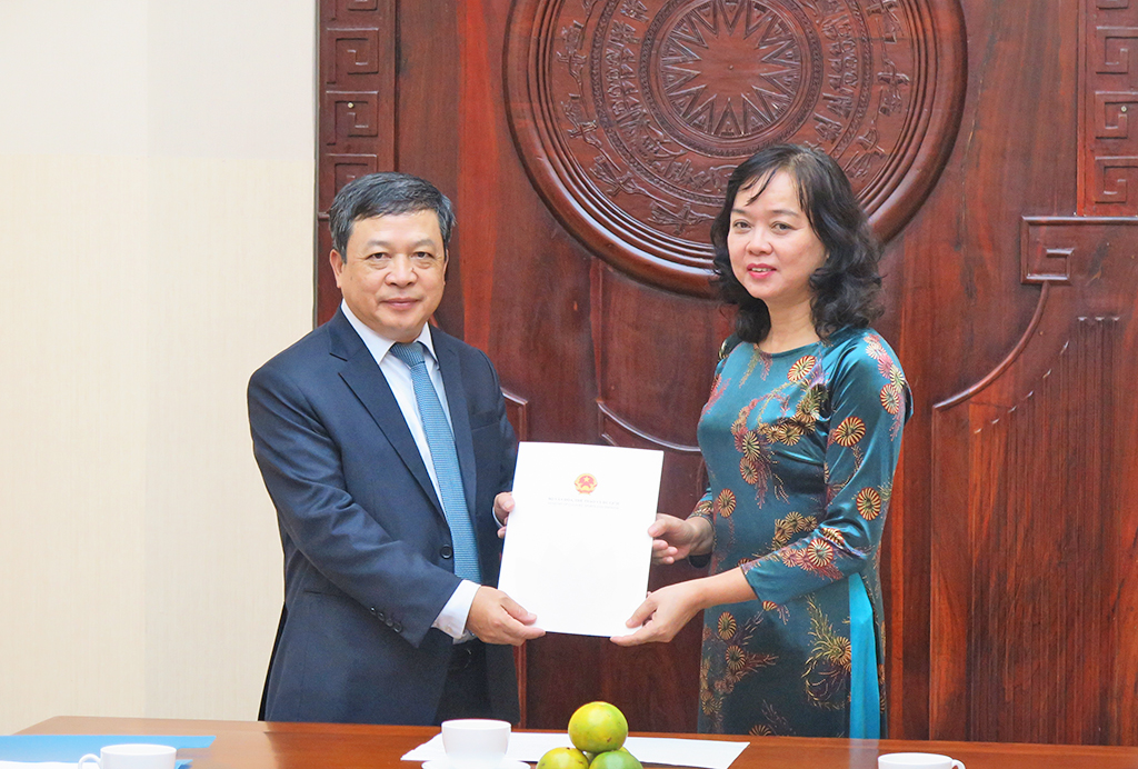 Thứ trưởng Đoàn Văn Việt trao quyết định nghỉ hưu cho Phó Tổng cục trưởng Tổng cục Du lịch Nguyễn Thị Thanh Hương