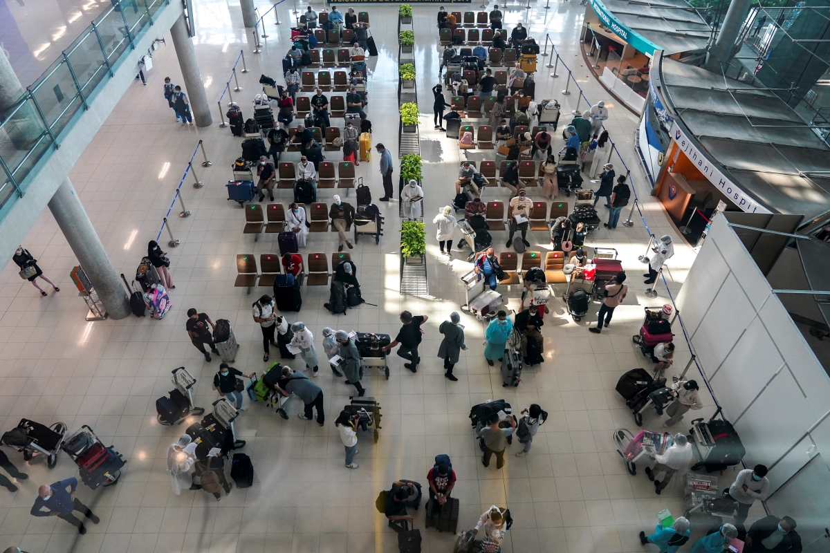 Sân bay Bangkok nhộn nhịp trong ngày đầu mở cửa đón khách quốc tế