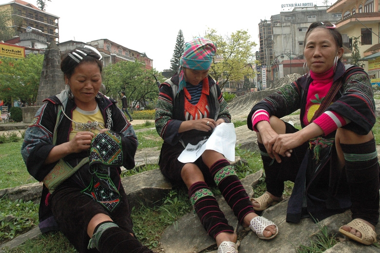 Lào Cai: Người Mông ở Sa Pa lưu giữ và bảo tồn nghề chạm khắc bạc