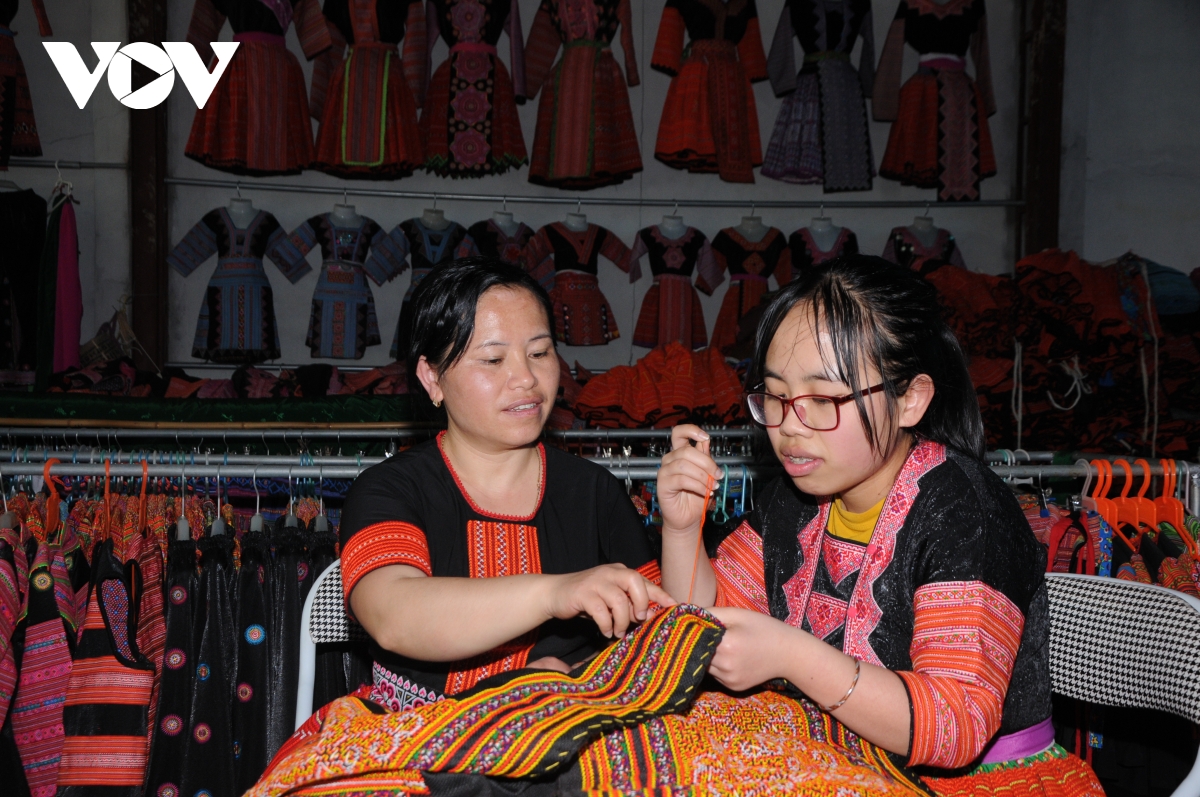 Bảo tồn và phát huy nghề thêu, may trang phục dân tộc Mông ở Vân Hồ, Sơn La 