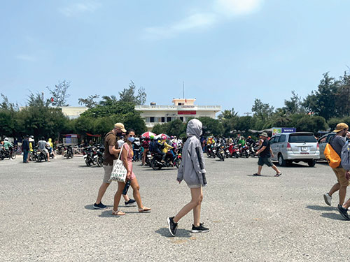 Bình Thuận: Khách sạn, homestay Phú Quý kín phòng mùa du lịch