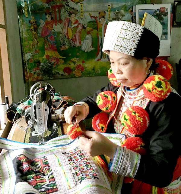 Lưu giữ nghề thêu truyền thống của người Dao đỏ