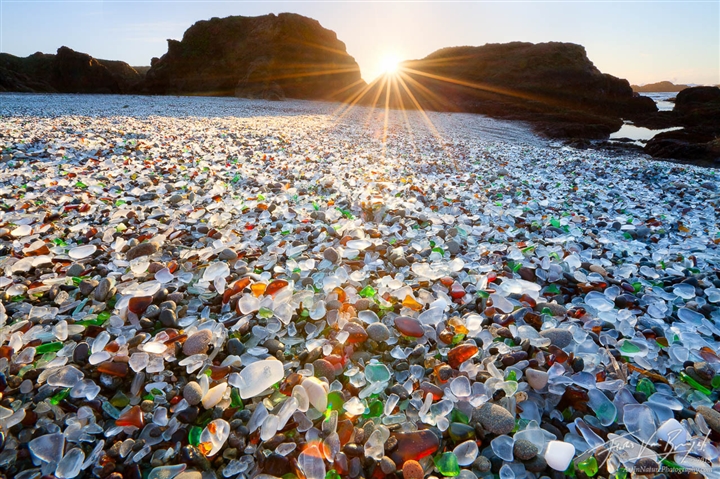 Mỹ: Bãi biển thủy tinh độc đáo được ''mẹ thiên nhiên'' tạo ra từ bãi rác
