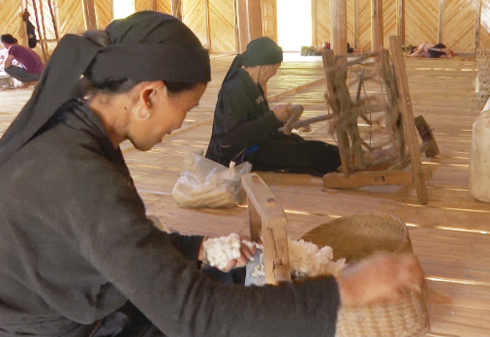 Lào Cai: Giữ gìn nghề dệt vải truyền thống của người La Chí  