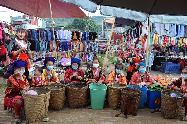 Chợ phiên thị trấn Tủa Chùa (Điện Biên)