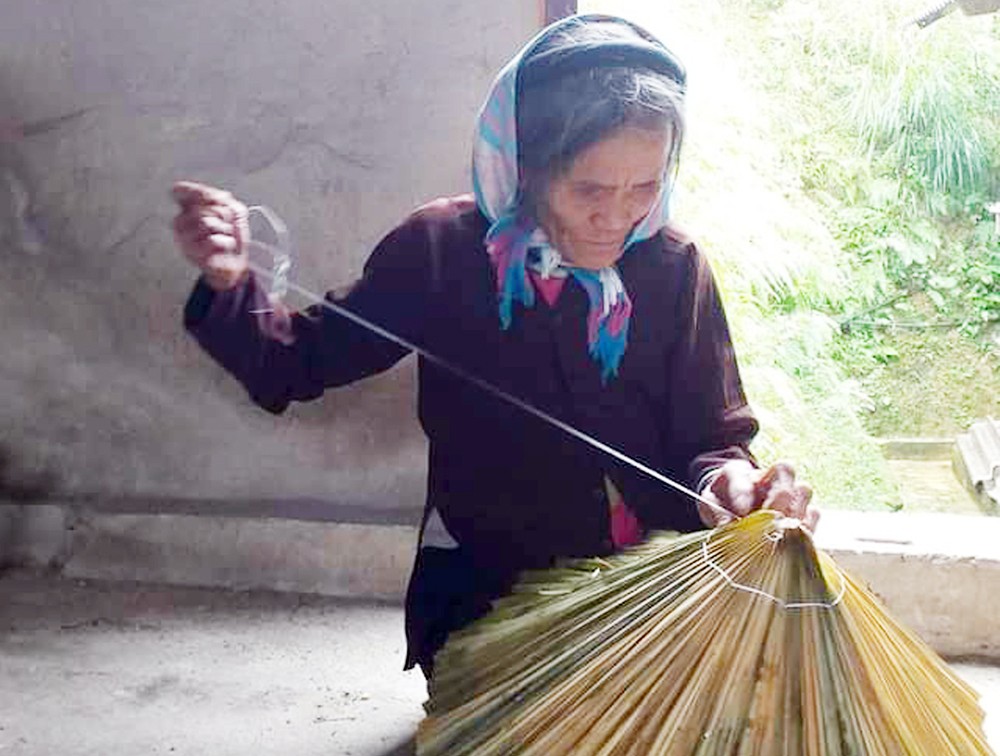 Lào Cai: Độc đáo nón lá cọ của người Tày xã Bản Liền