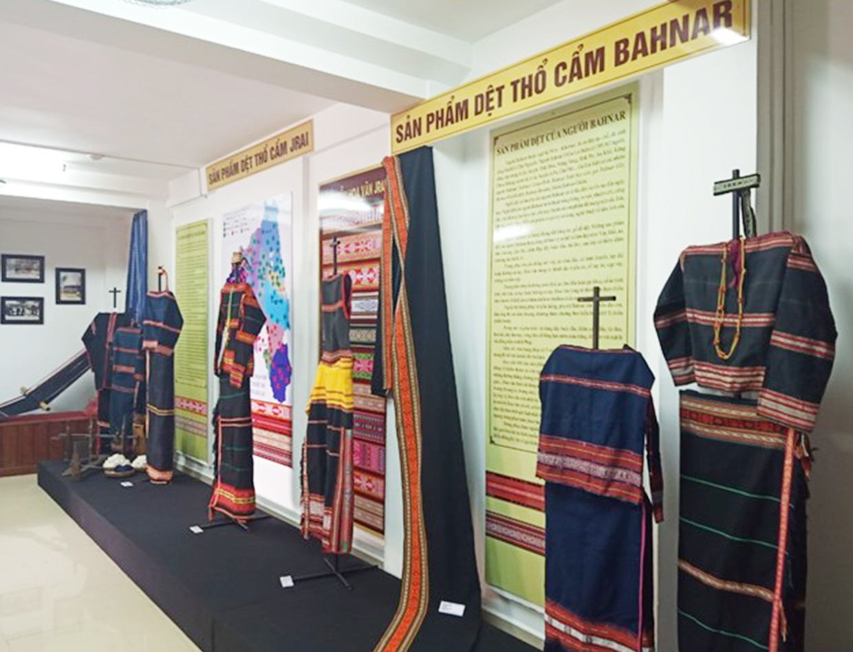 Phòng trưng bày sản phẩm dệt truyền thống Gia Lai: Đa dạng sắc màu thổ cẩm