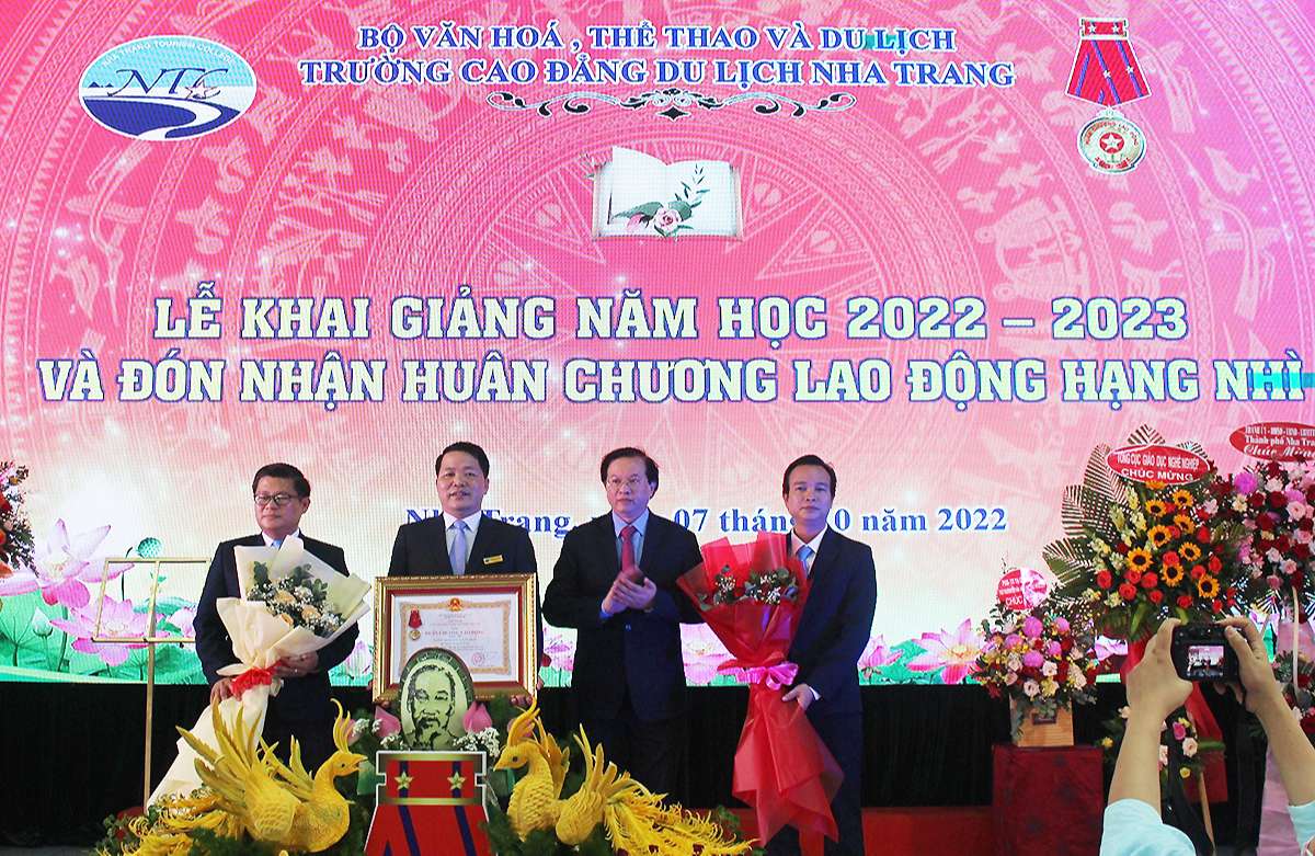 Trường Cao đẳng Du lịch Nha Trang đón nhận Huân chương Lao động hạng nhì