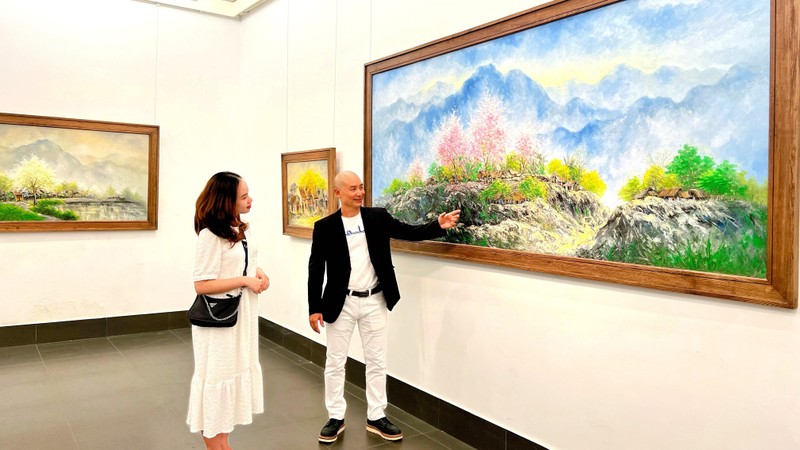 “Sắc màu cuộc sống” trong triển lãm tranh Nguyễn Minh Sơn