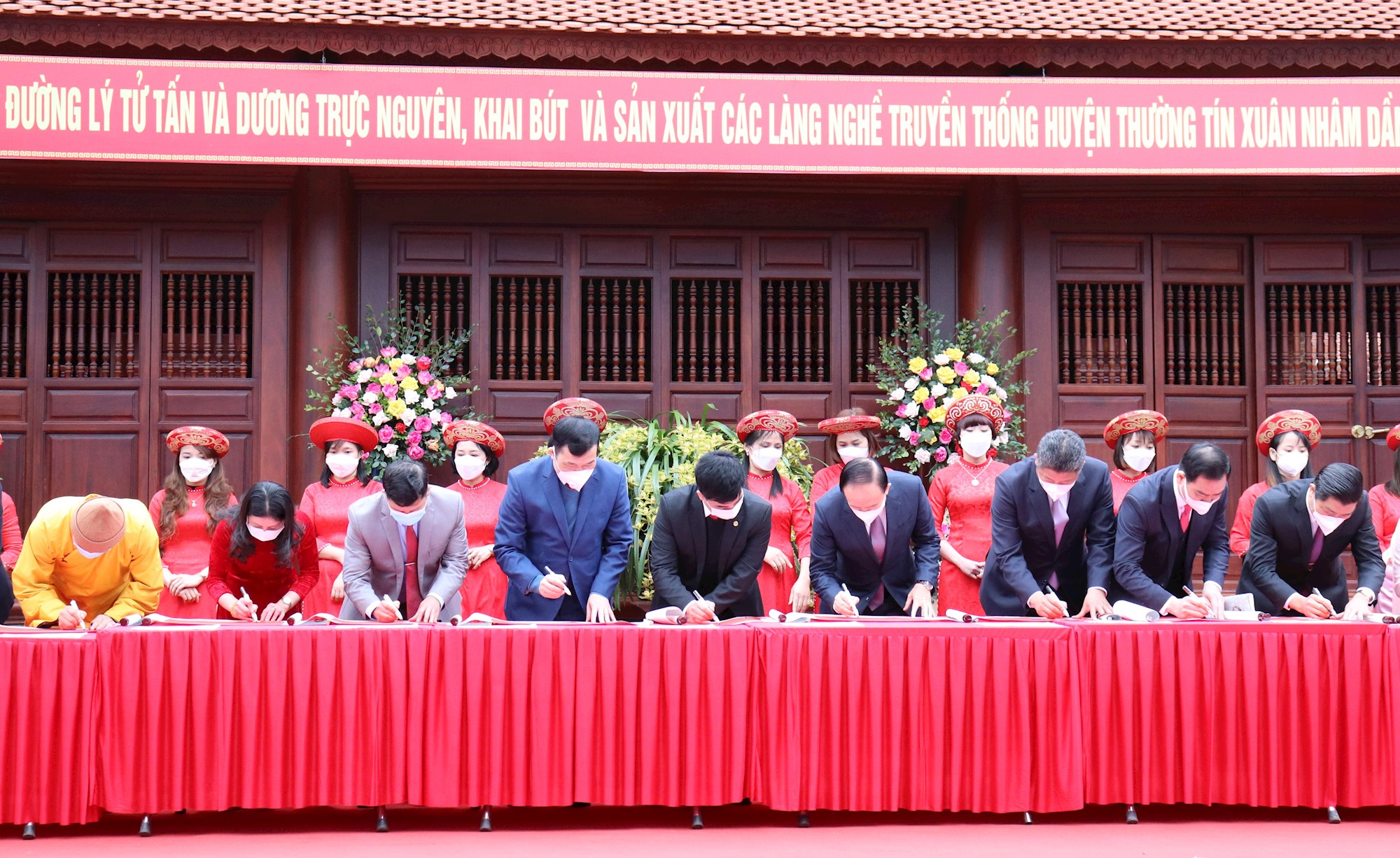 Lãnh đạo thành phố Hà Nội dự lễ khai bút và tôn vinh sản xuất các làng nghề truyền thống Thường Tín