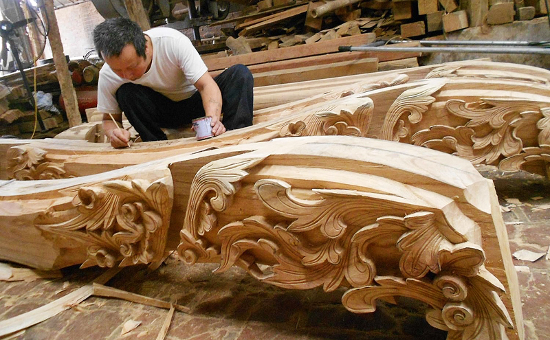 Hà Nội: Giữ nghề dựng nhà gỗ ở Phù Yên