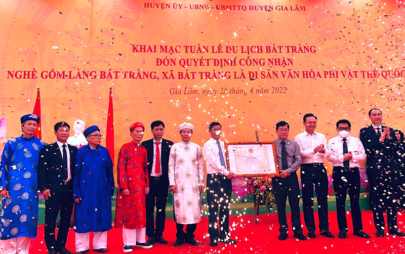 Đón quyết định công nhận nghề gốm làng Bát Tràng là di sản văn hóa phi vật thể cấp quốc gia