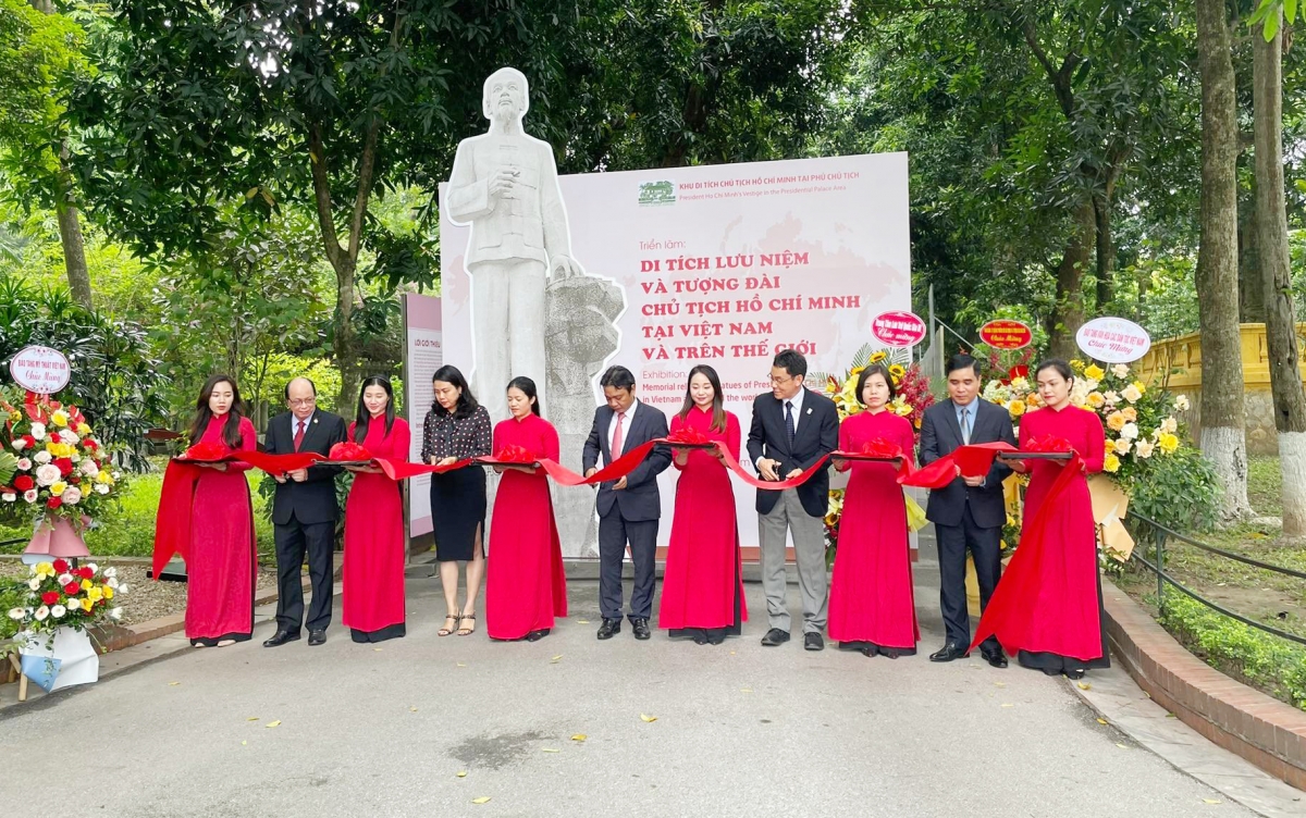 Khai mạc triển lãm kỷ niệm ngày sinh Chủ tịch Hồ Chí Minh