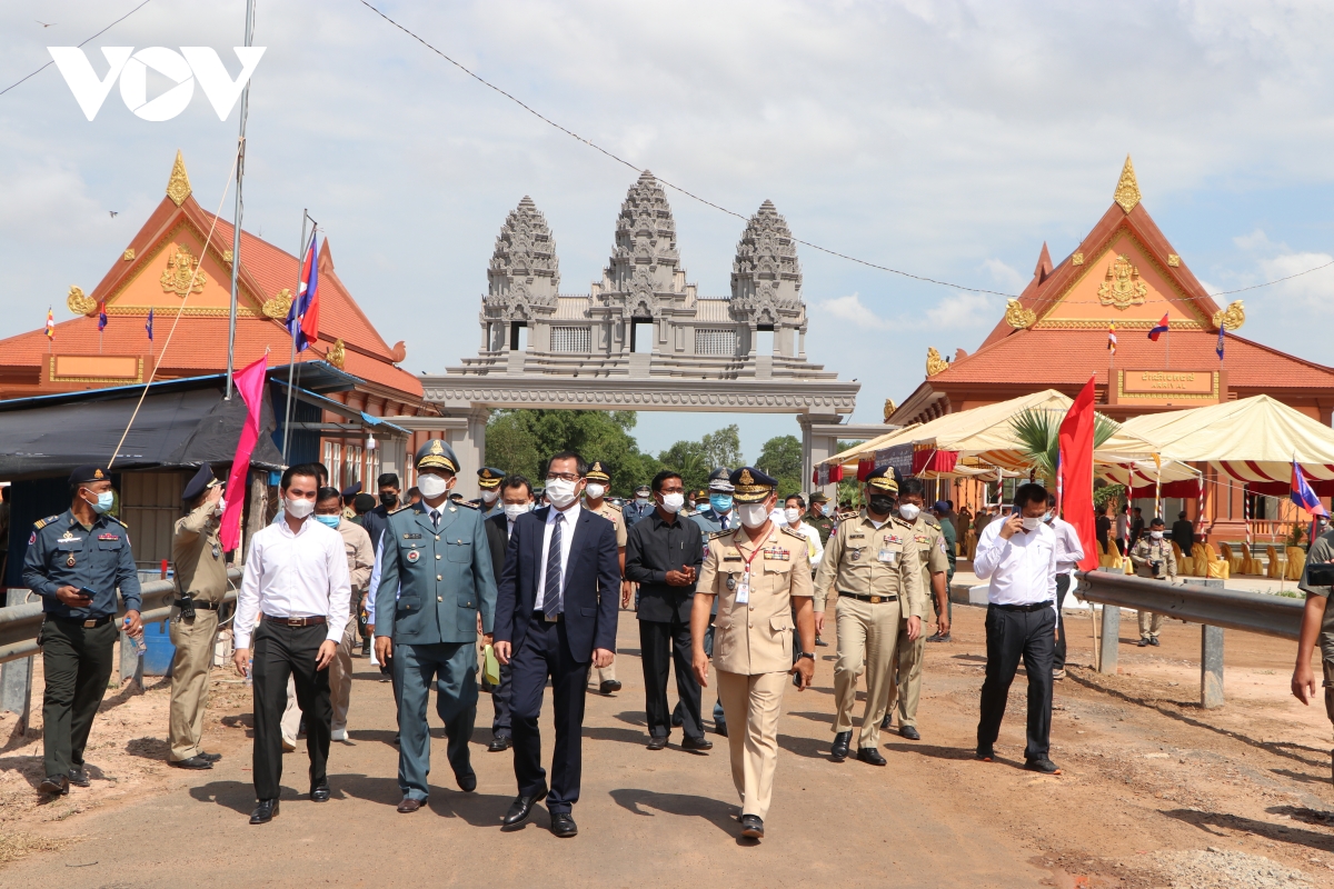 Việt Nam-Campuchia cùng nhất trí nối lại tuyến du lịch đường bộ và hàng không