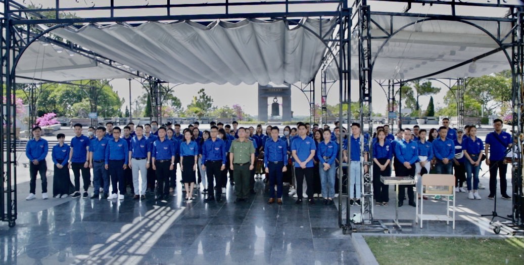 Đoàn thanh niên Tổng cục Du lịch dâng hương và ủng hộ thiện nguyện tại Nghĩa trang Liệt sỹ Quốc gia Đường 9 tỉnh Quảng Trị
