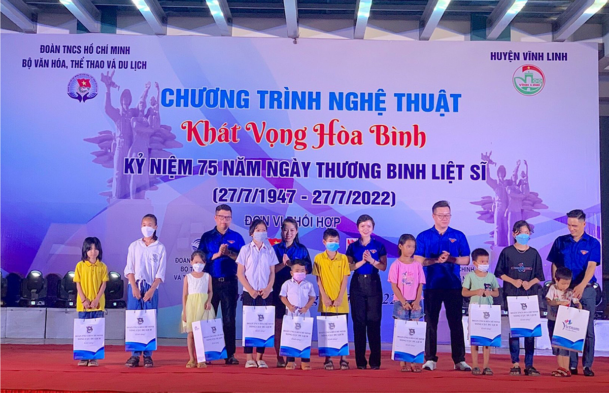 Đoàn thanh niên Tổng cục Du lịch ủng hộ thiện nguyện trong khuôn khổ chương trình nghệ thuật kỷ niệm 75 năm Ngày Thương binh Liệt sĩ của Đoàn Bộ VHTTDL tại Quảng Trị